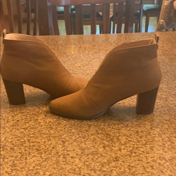 Womens Journee Bellamy Bootie Size 75 